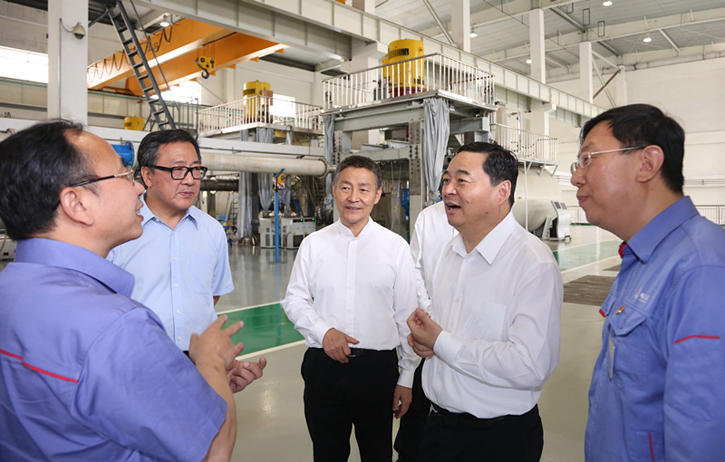 郝鵬與哈電集團(tuán)一線(xiàn)科技人員深入交流